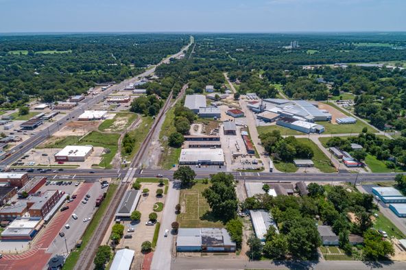 303 S Johnson St, Mineola, TX 75773